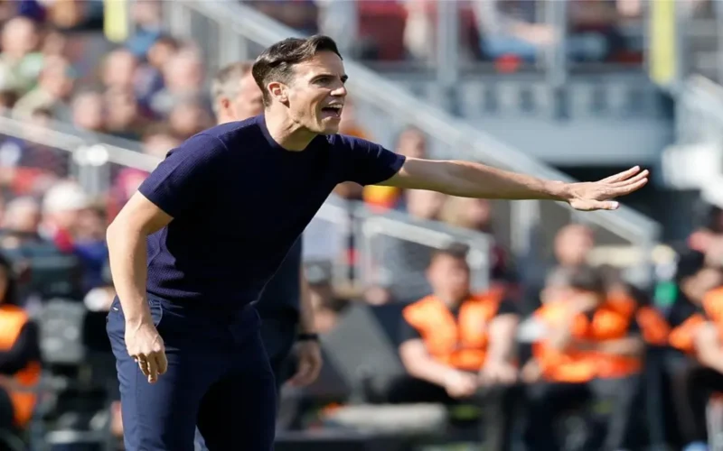 مدرب رايو فاليكانو يهاجم صفقة برشلونة ويؤكد استحقاق فريقه التعادل في المباراة